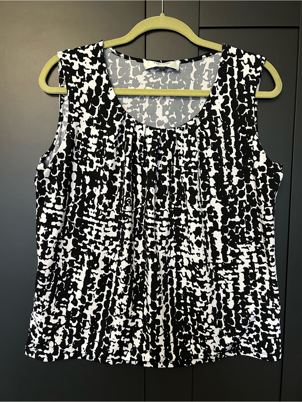 Jones Studio Black & White Abstract Print Sleeveless Tank